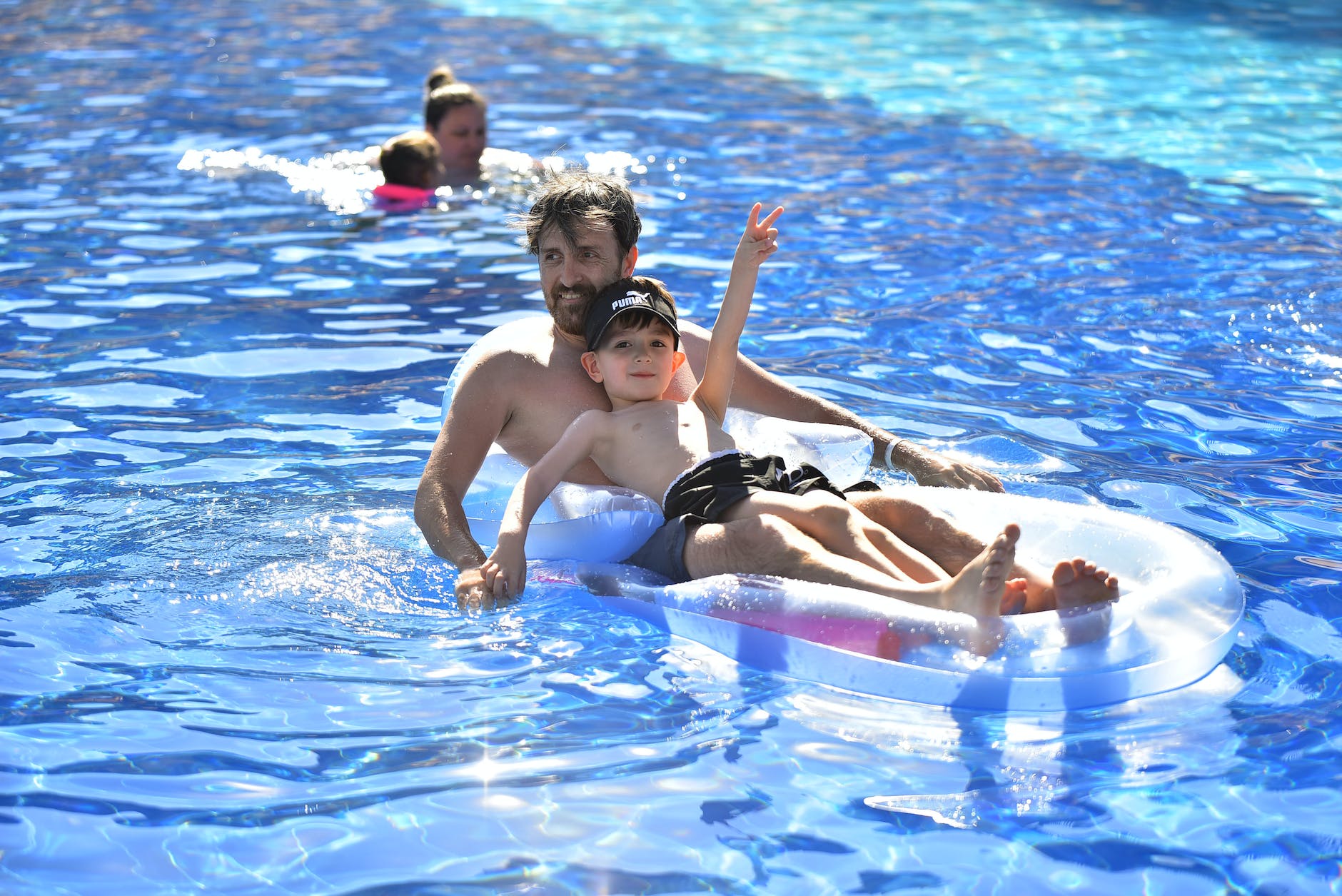 Swimming Pool Cleaning Guide: Practical Advice and Weekly Maintenance Tips